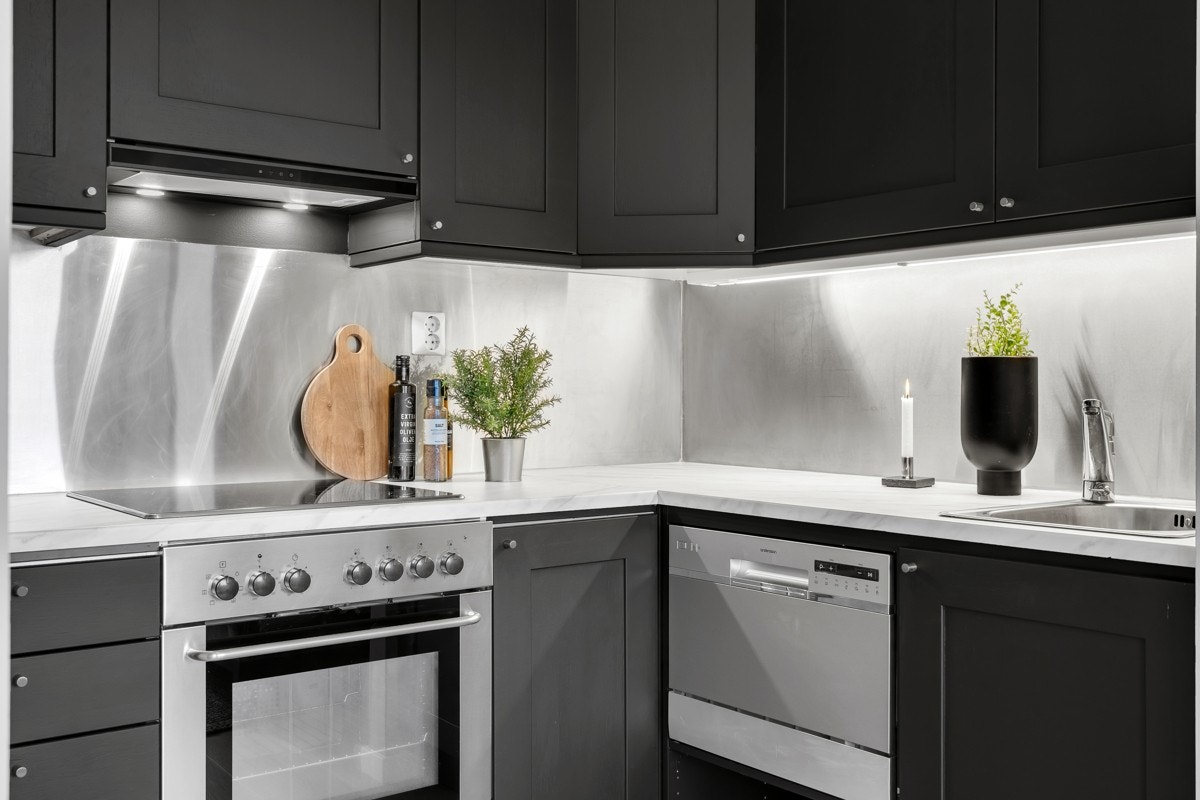 Frontene er malt i 2021 og det er en ny laminat benkaplate fra 2021. Stekeovn og oppvaskmaskin medfølger. Galleribilde