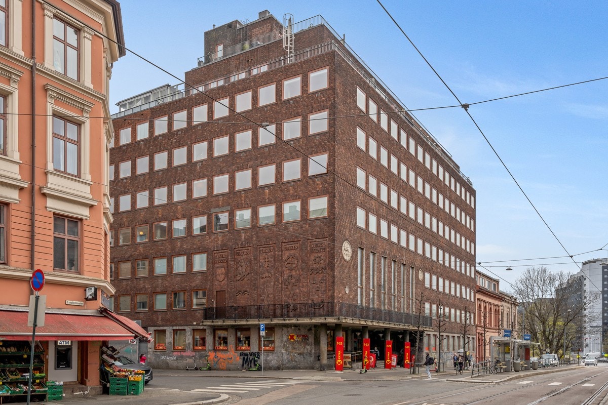 Bygningen er for mange kjent som gamle Aker Rådhus og ble gjort om til leiligheter i 2005. Galleribilde