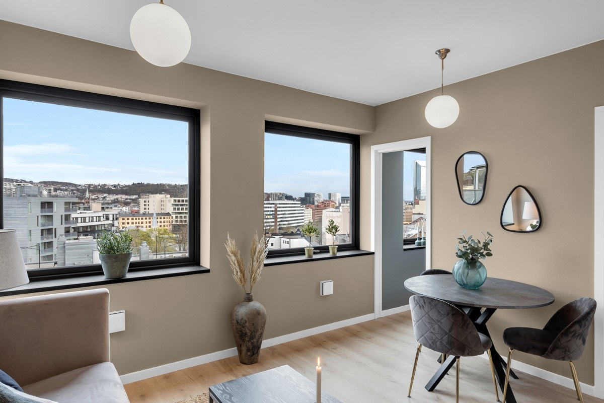 Store vindusflater gjør leiligheten lys og luftig. Utsikten gir en herlig romfølelse. Galleribilde