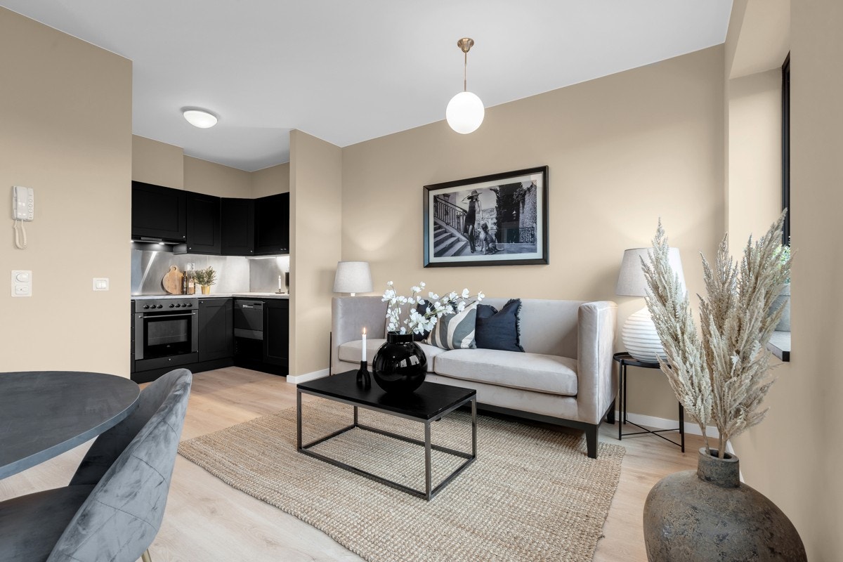 Leiligheten har nytt laminatgulv fra 2021 og nymalte og renoverte overflater i en moderne fargevalør. Galleribilde