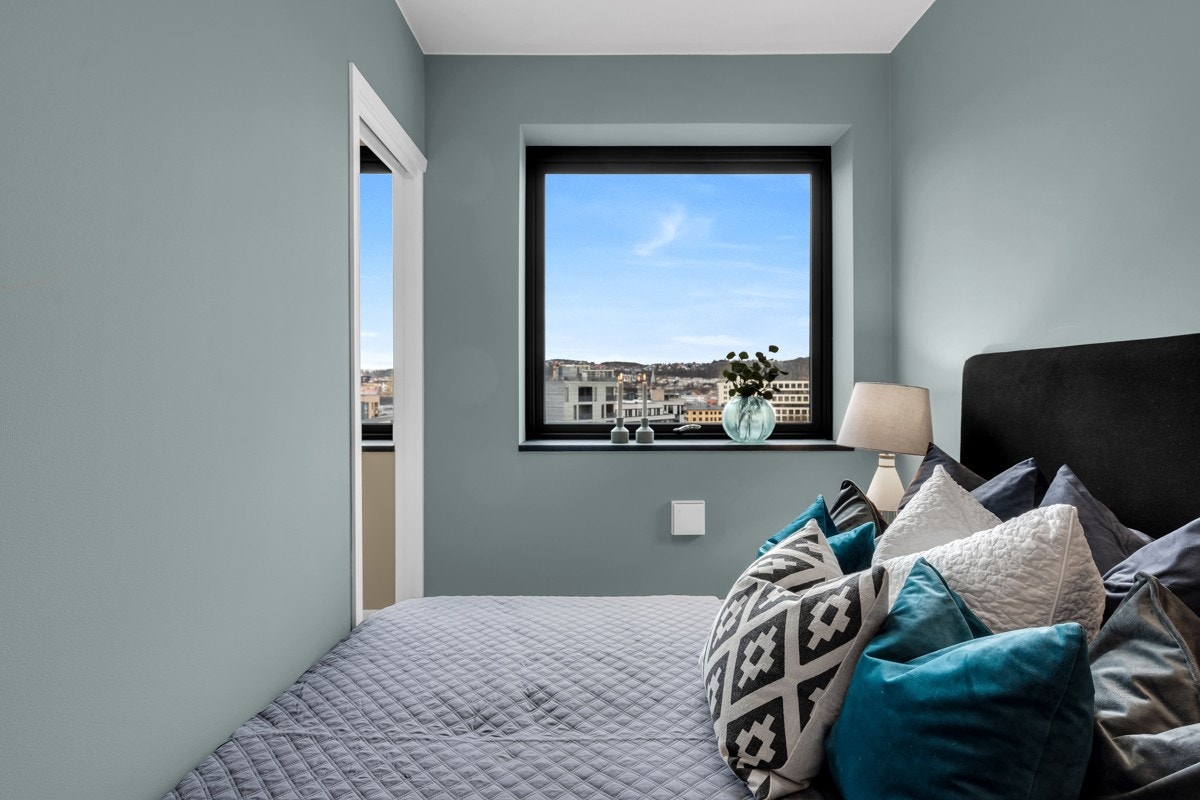 Flott utsikt fra soverommet. Ingen gjenboere. Boligen har en rolig beliggenhet med sov mot bakgård. Galleribilde