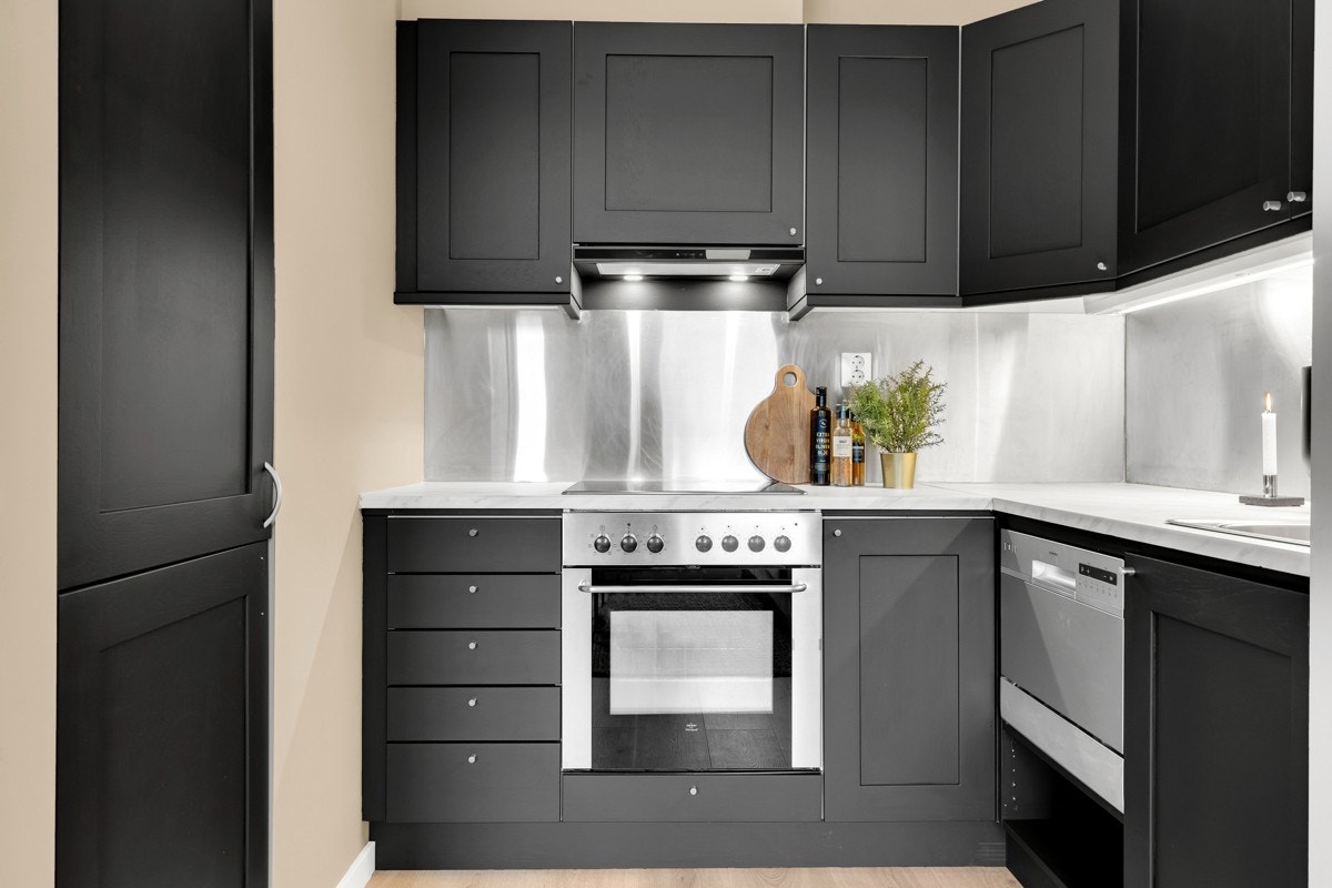 Kjøkkenet er i åpen løsning med stuen har innredning fra 2005. Kjøl-frys medfølger. Galleribilde