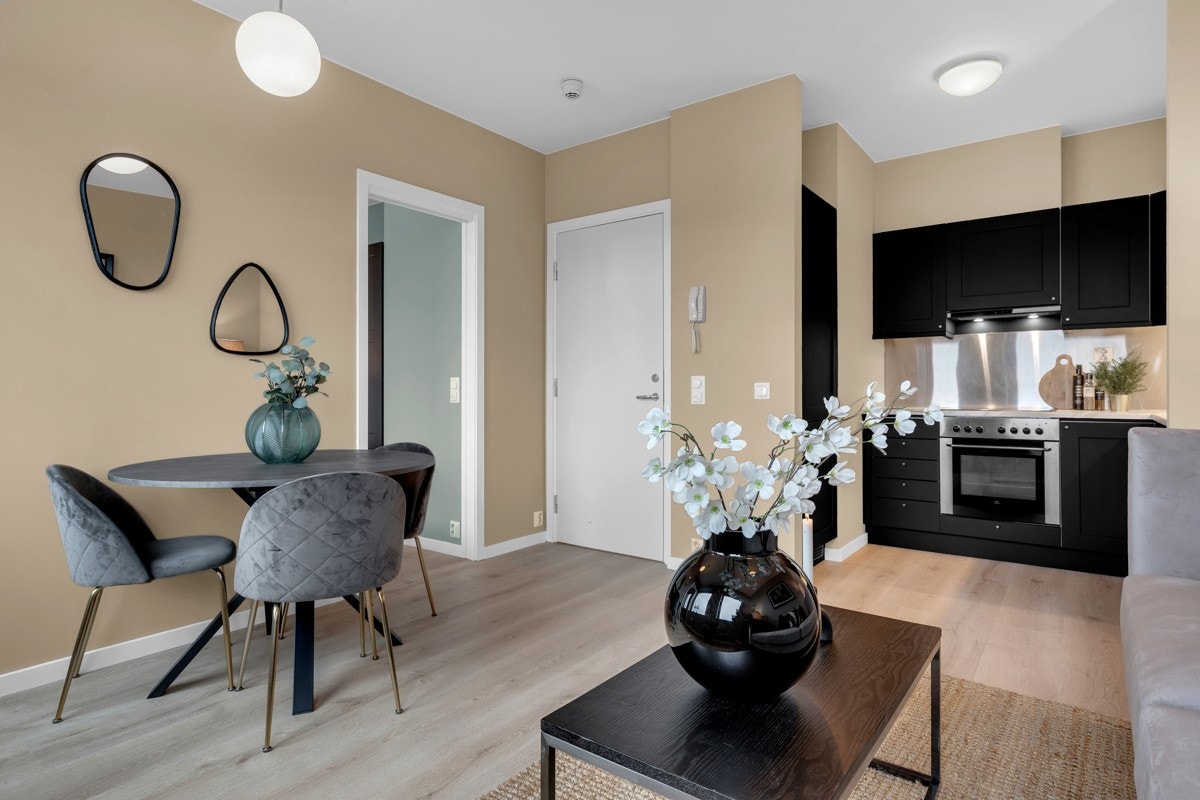 I stuen er det god plass for både sofaløsning og spisebord. Ingen forkjøpsrett, budvinner får boligen. Galleribilde