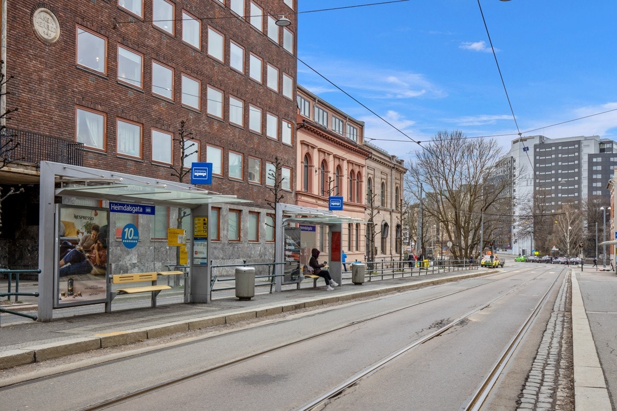Trikk og buss rett utenfor. Galleribilde