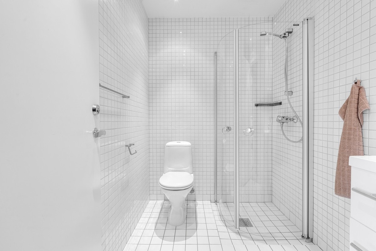 Flislagt baderom med standard fra renoveringsår 2005 med varme i gulv. Galleribilde