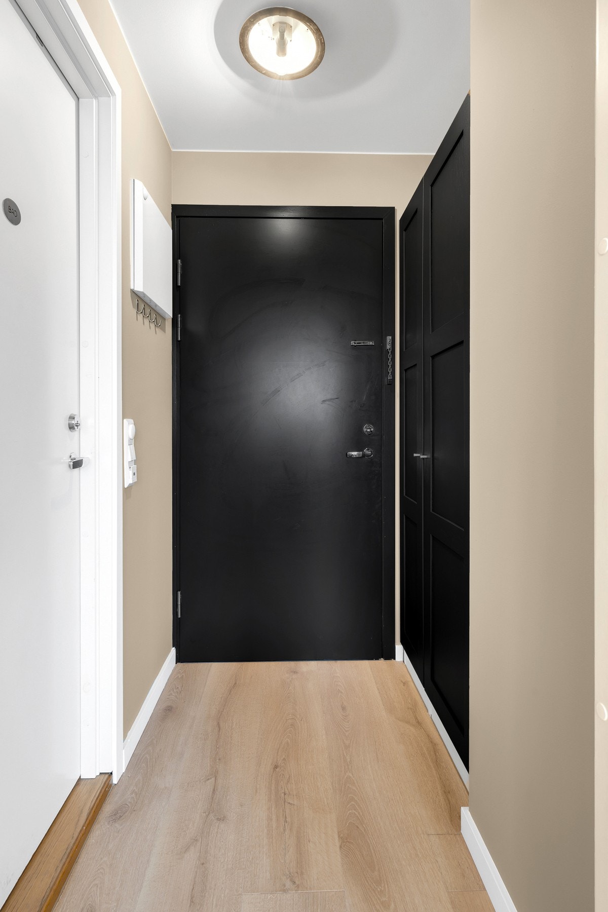 Det er en kjellerbod på ca. 3,5kvm samt felles sykkelbod og fellesvaskeri. Galleribilde