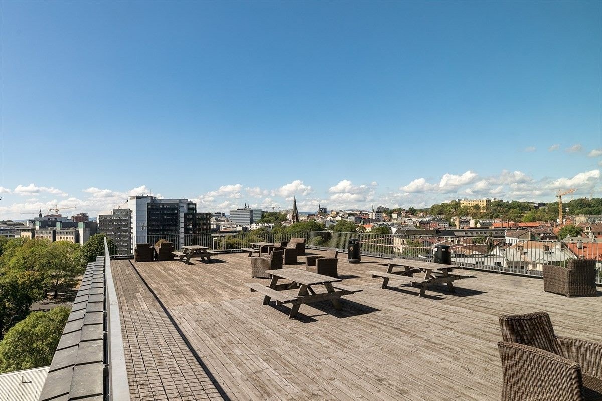 Vi tar turen opp til borettslagets fantastiske takterrasse! Enkel adkomst hit med heis. Galleribilde