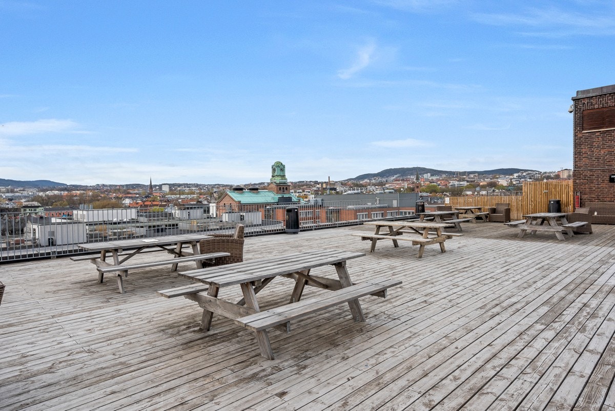 Her er det sittebenker, utiskt og optimale solforhold. Galleribilde