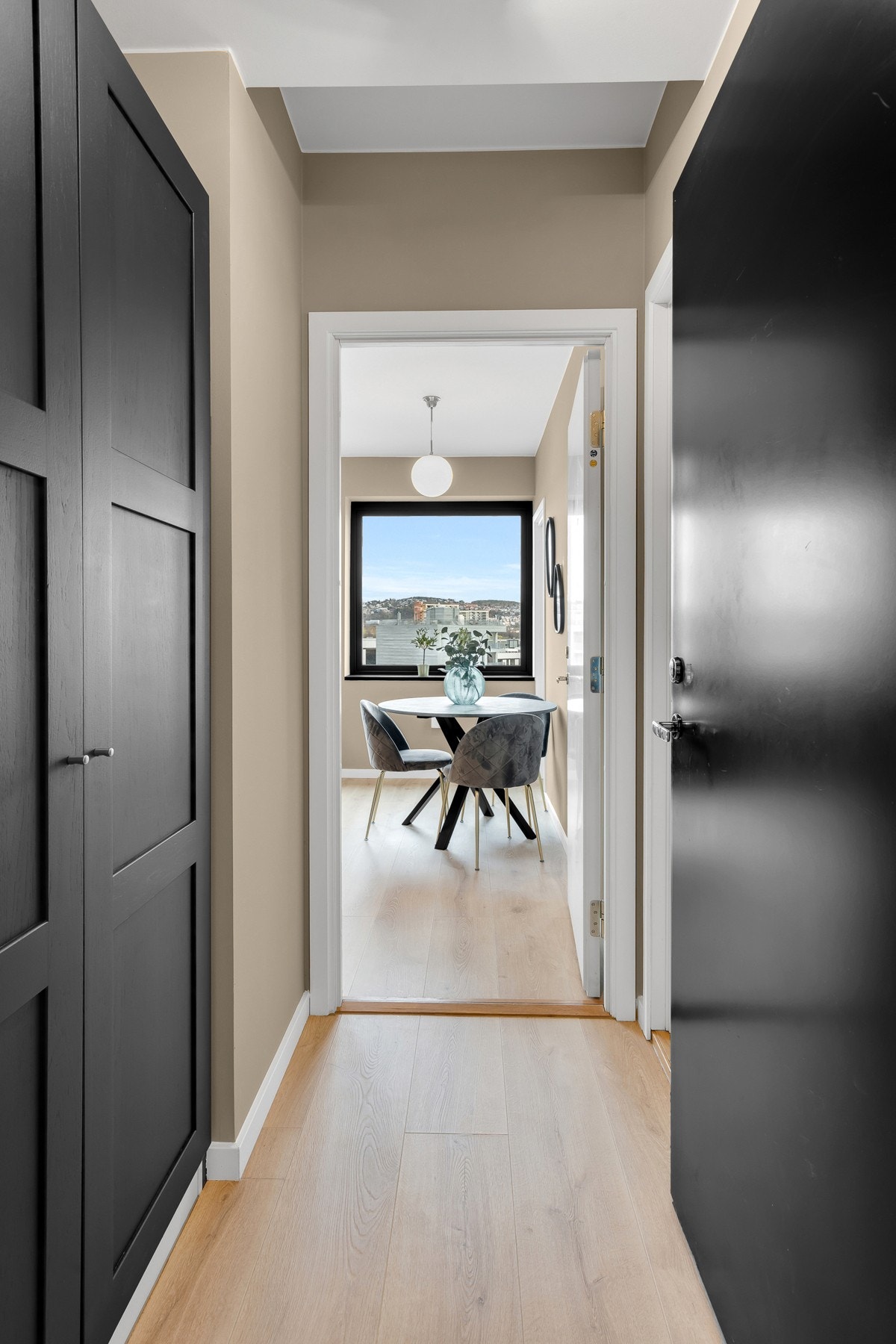 Garderobeskap i gang. Galleribilde