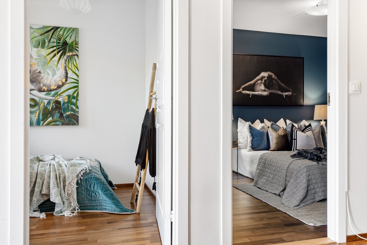Adkomst til begge soverom fra stuen. Det største har også adkomst via bad og garderobe Galleribilde