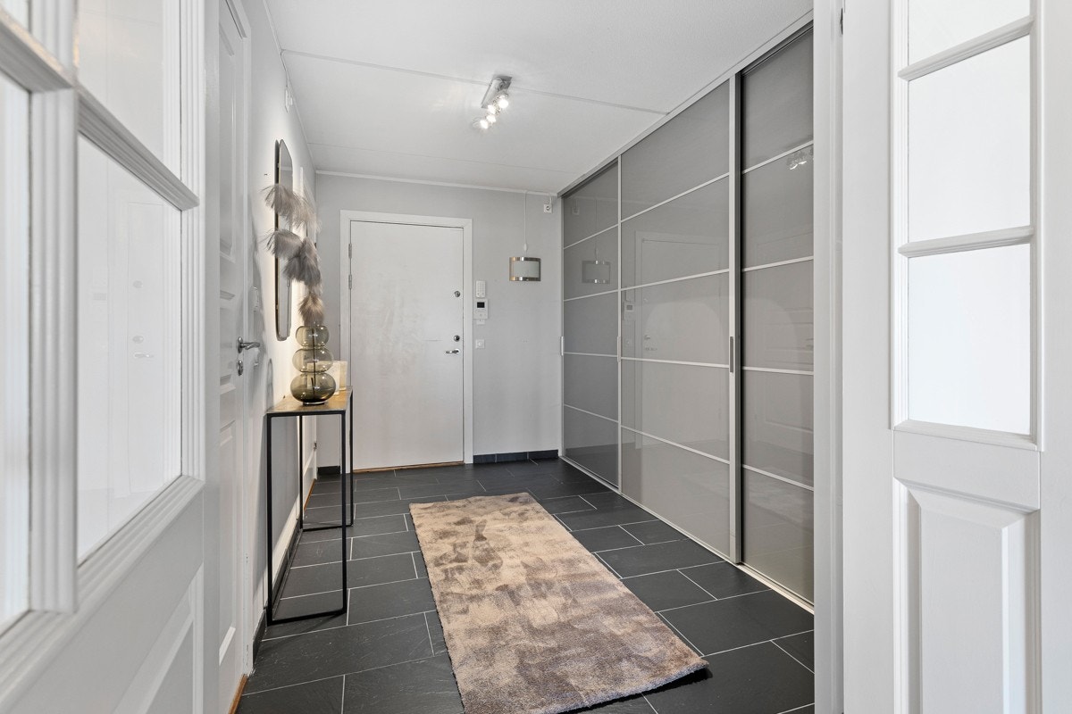 Stor gang med MYE garderobeplass Galleribilde