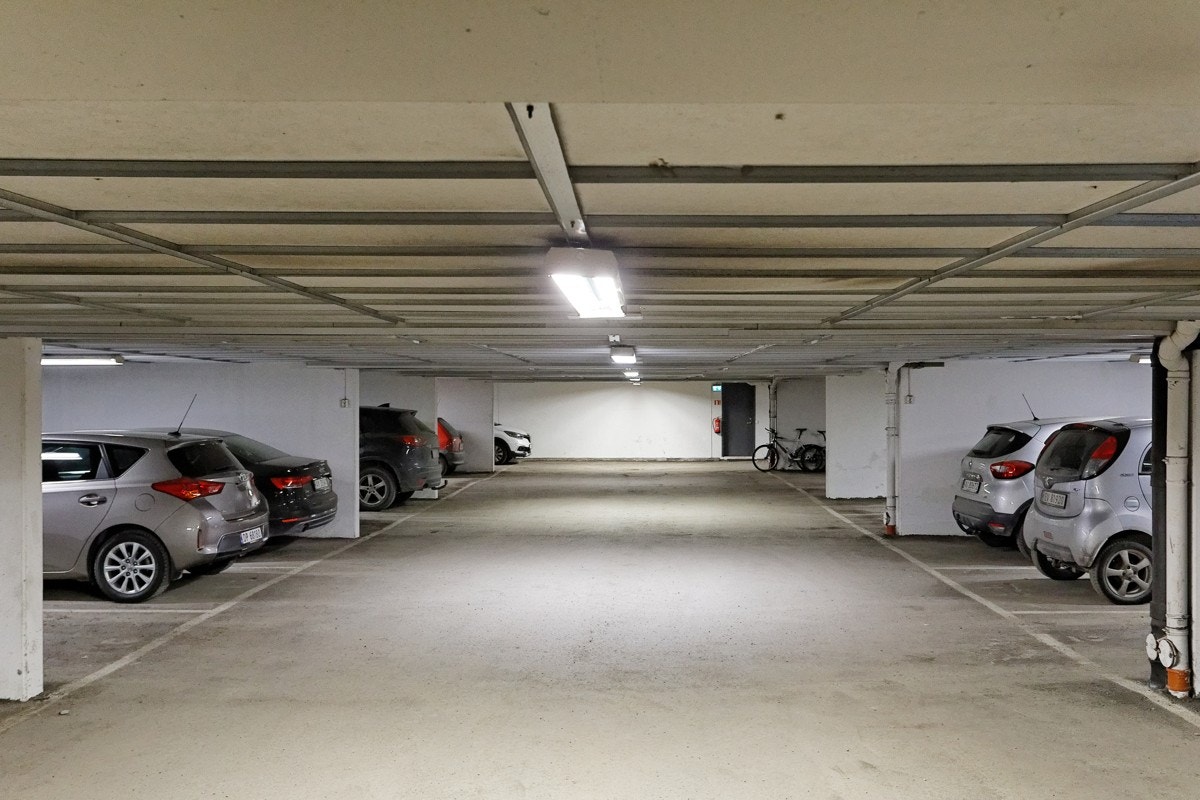 Med boligen følger plass i felles garasjeanlegg med heisadkomst. Det vil bli etablert infrastruktur for ladere i garasjen. Galleribilde