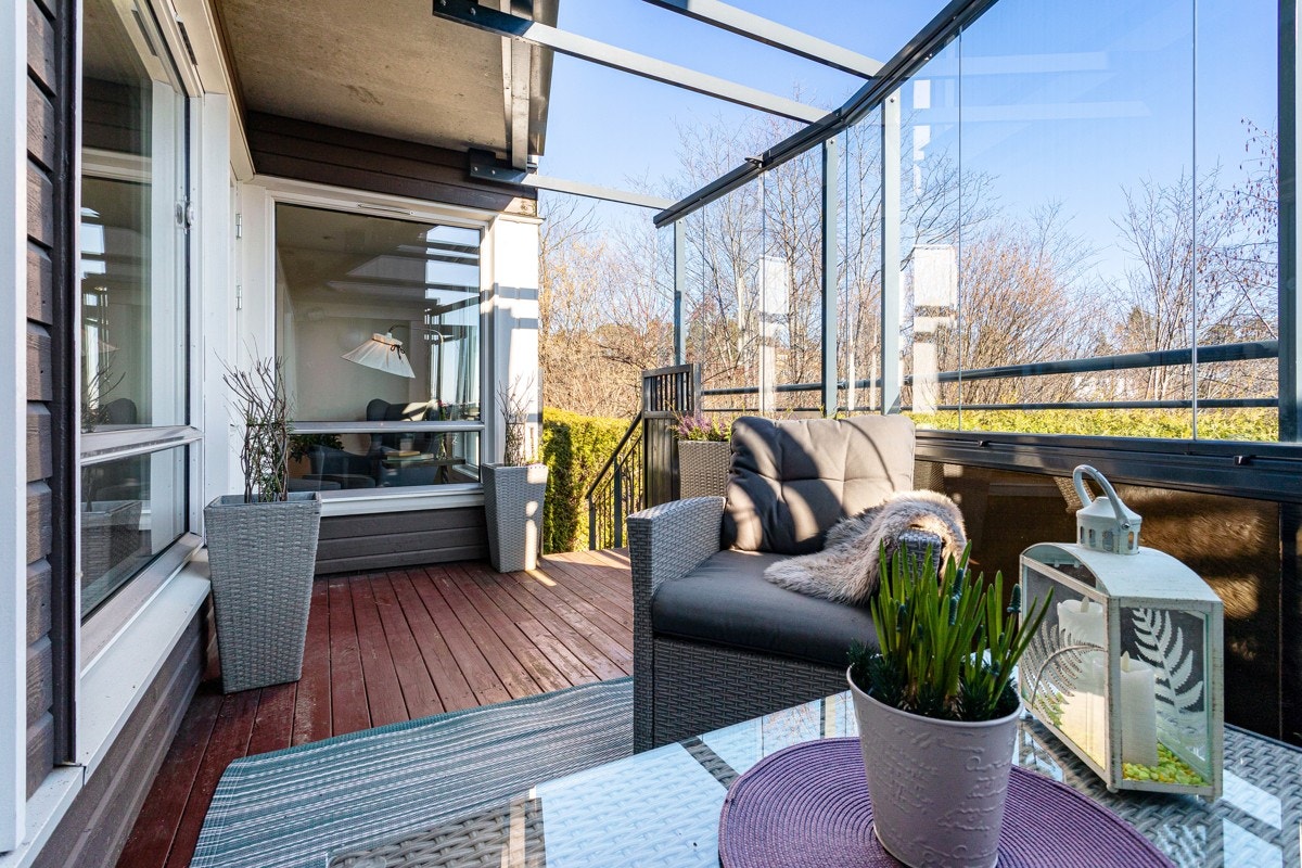 Deilig terrasse med innglassing og mulighet for å etablere "tak" i form av markiseduk Galleribilde