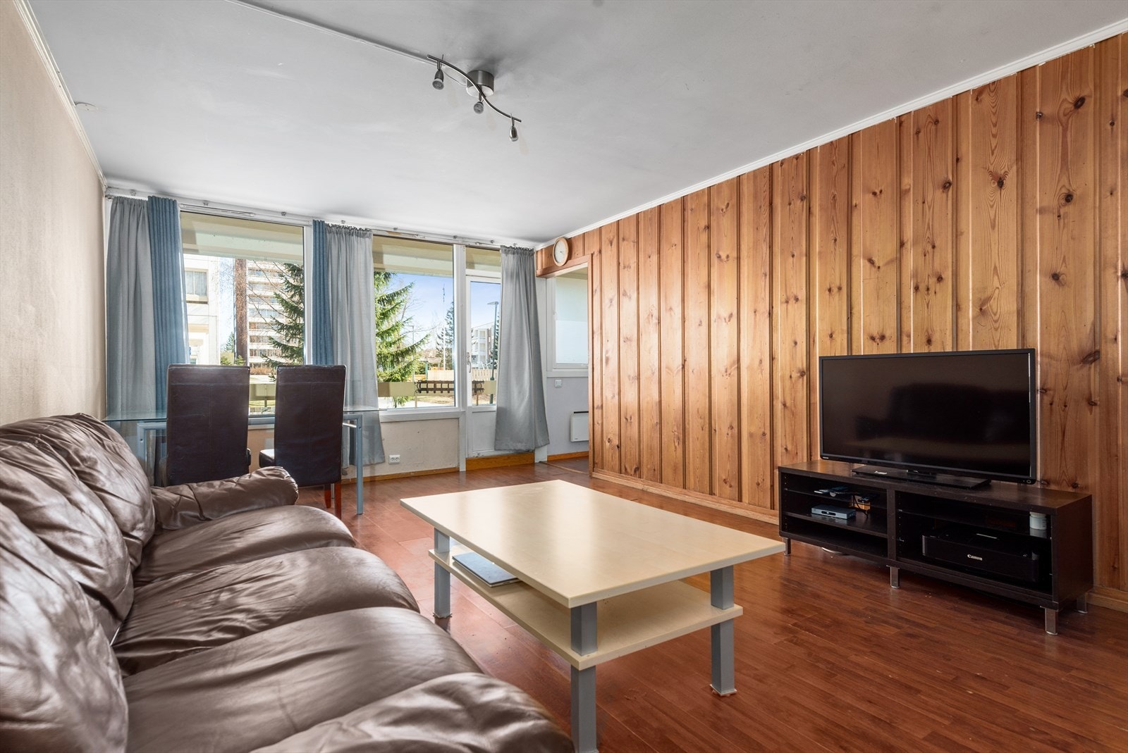 Stuens utforming gir gode møbleringsmuligheter for både sofa og spisebord. Galleribilde