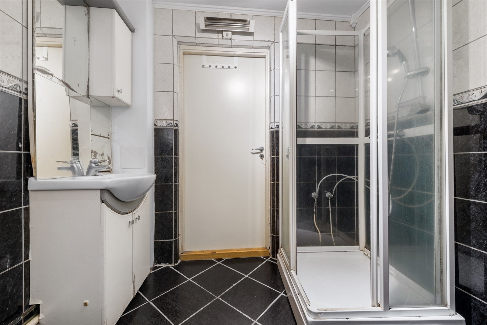 Badet har en lys baderomsinnredning og dusjkabinett. Galleribilde