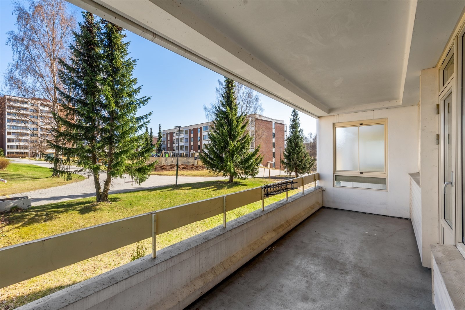 Utgang fra stuen til en overbygd og sydøstvendt balkong på 10,5 kvm med gode solforhold. Galleribilde