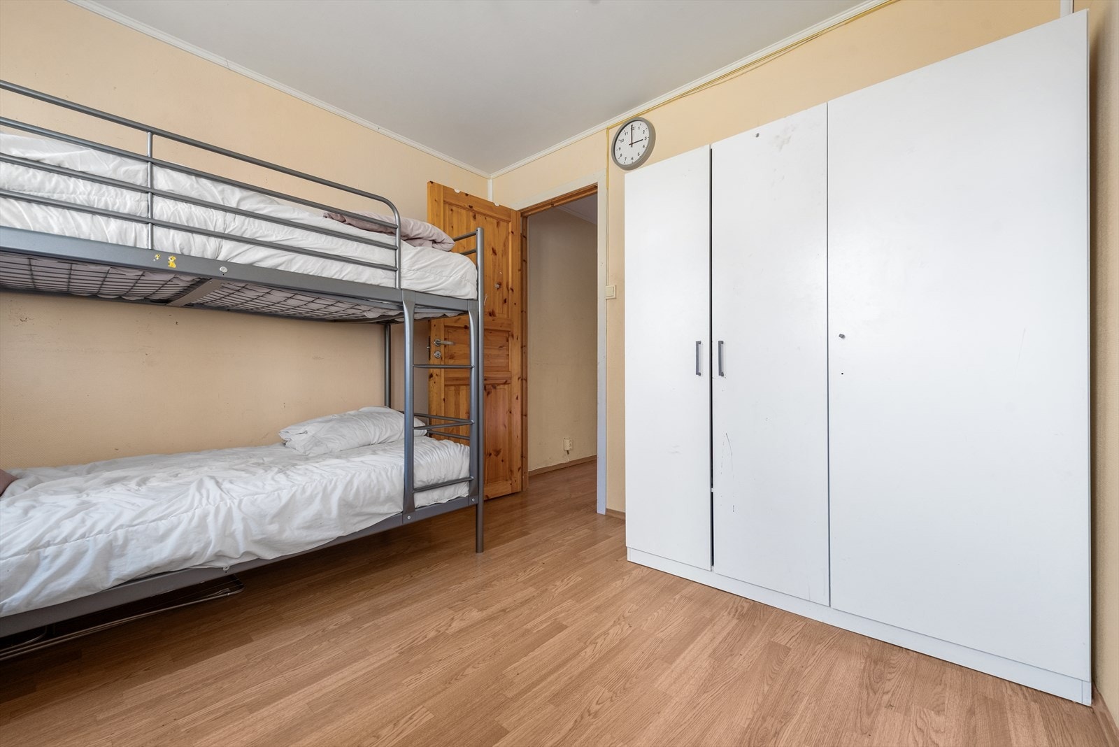 Soverom II har også oppbevaringsplass i medfølgende garderobeskap. Galleribilde