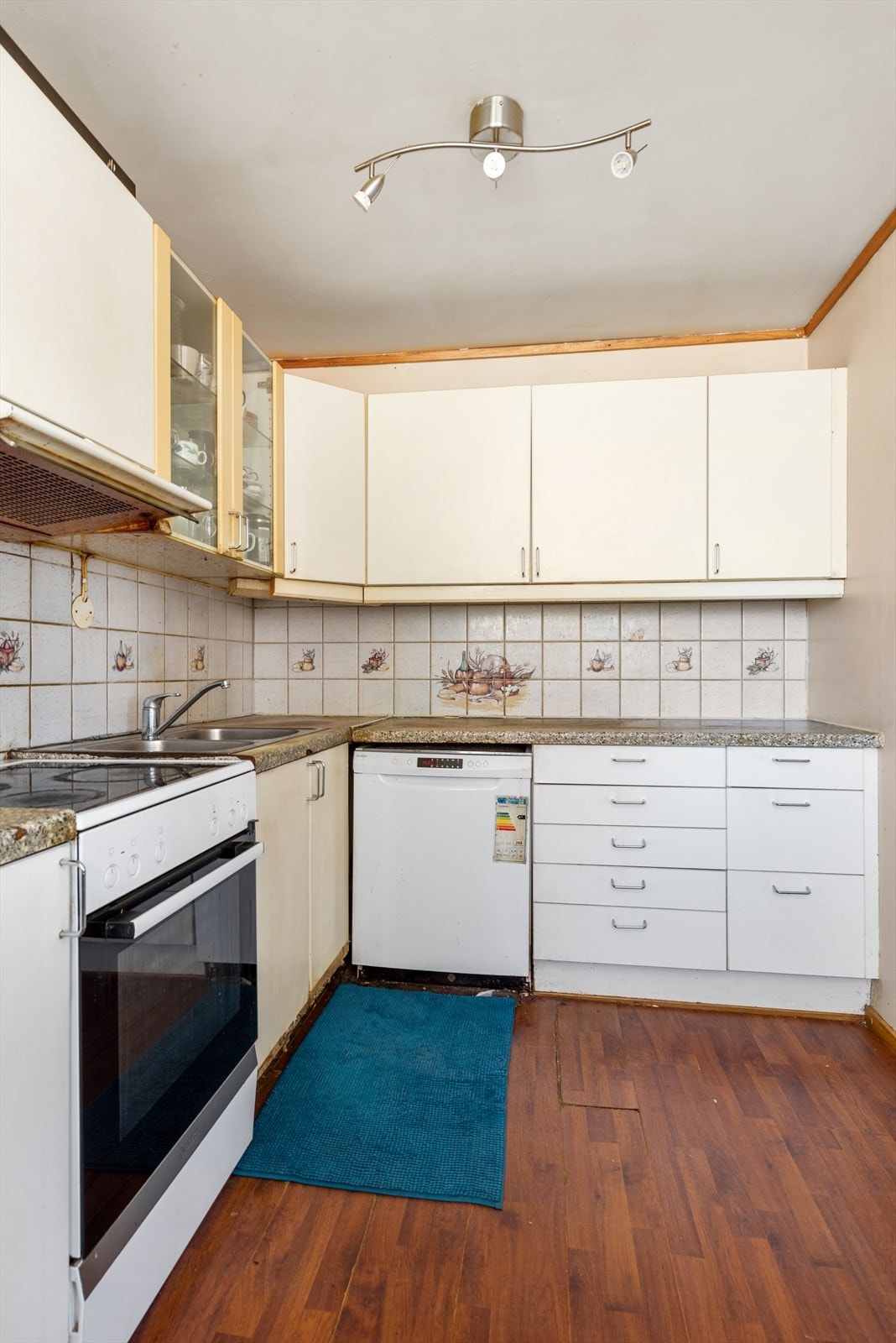 Hvitevarer som komfyr, oppvaskmaskin og kjøl-/fryseskap medfølger salget. Galleribilde