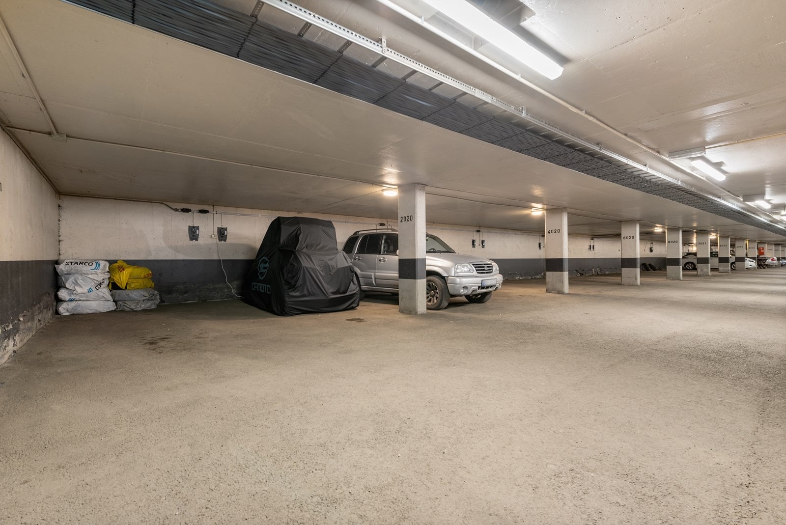 Garasjeplass i felles garasjeanlegg medfølger, mulighet for elbil-lader. Galleribilde