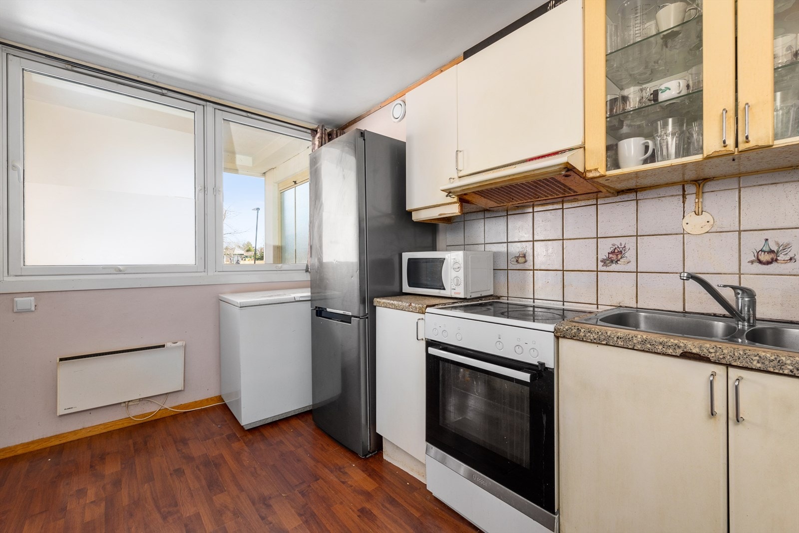 Her er det god plass til et lite frokostbord ved vindu. Galleribilde