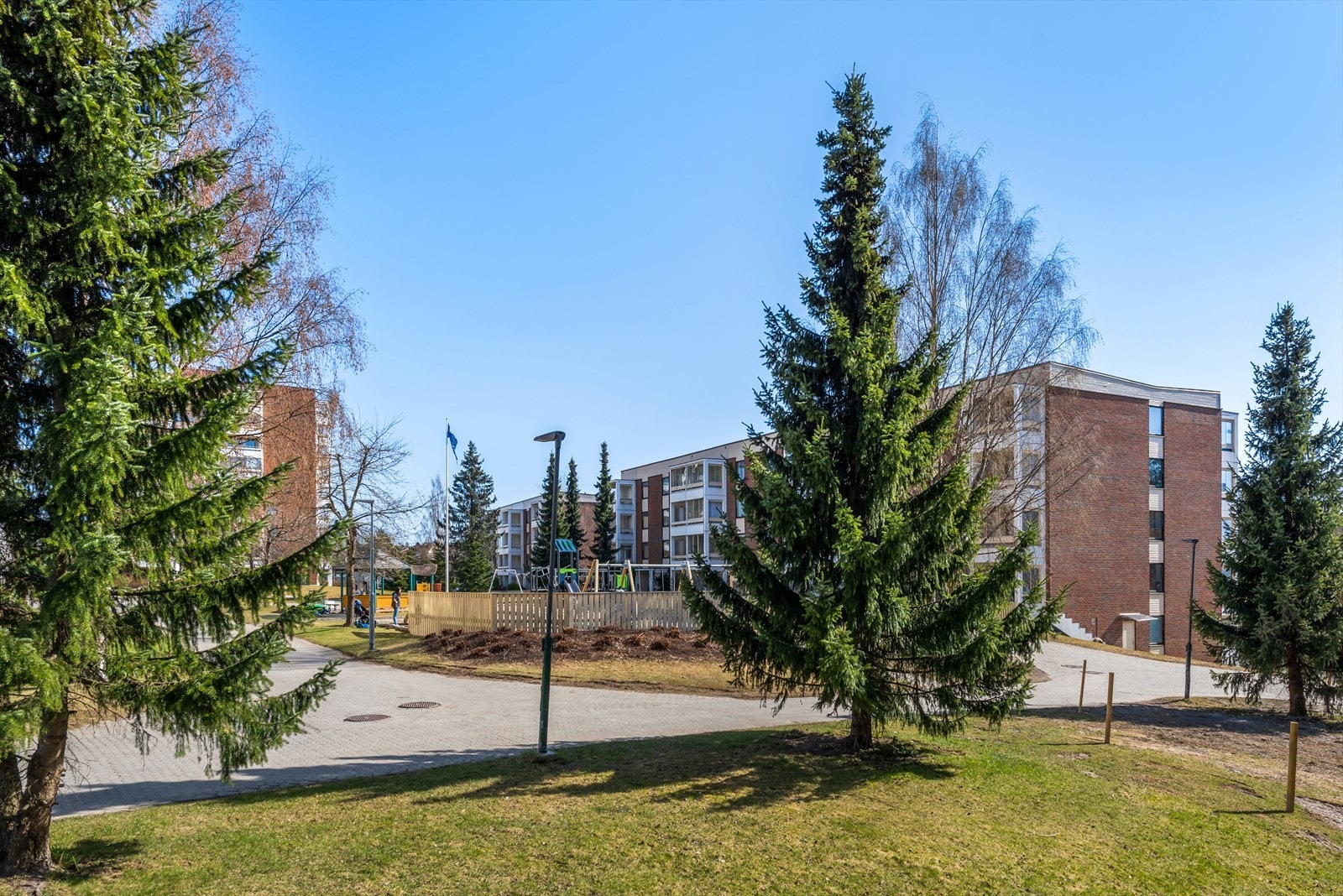 Barnevennlig boligfelt med lekeplass rett utenfor blokken. Galleribilde