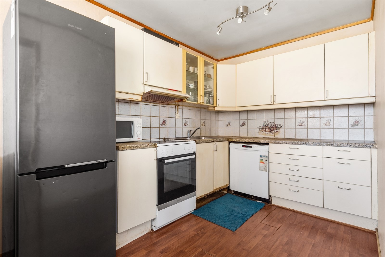 Adskilt kjøkkenløsning med mye skap- og benkeplass. Galleribilde