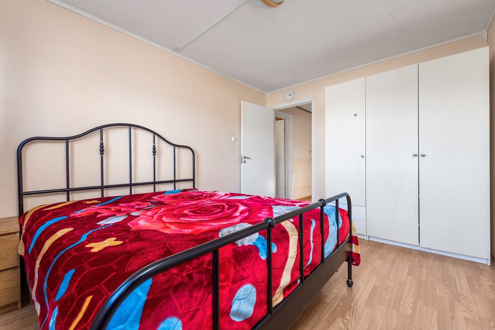 Her er det godt med oppbevaringsplass i medfølgende garderobeskap. Galleribilde