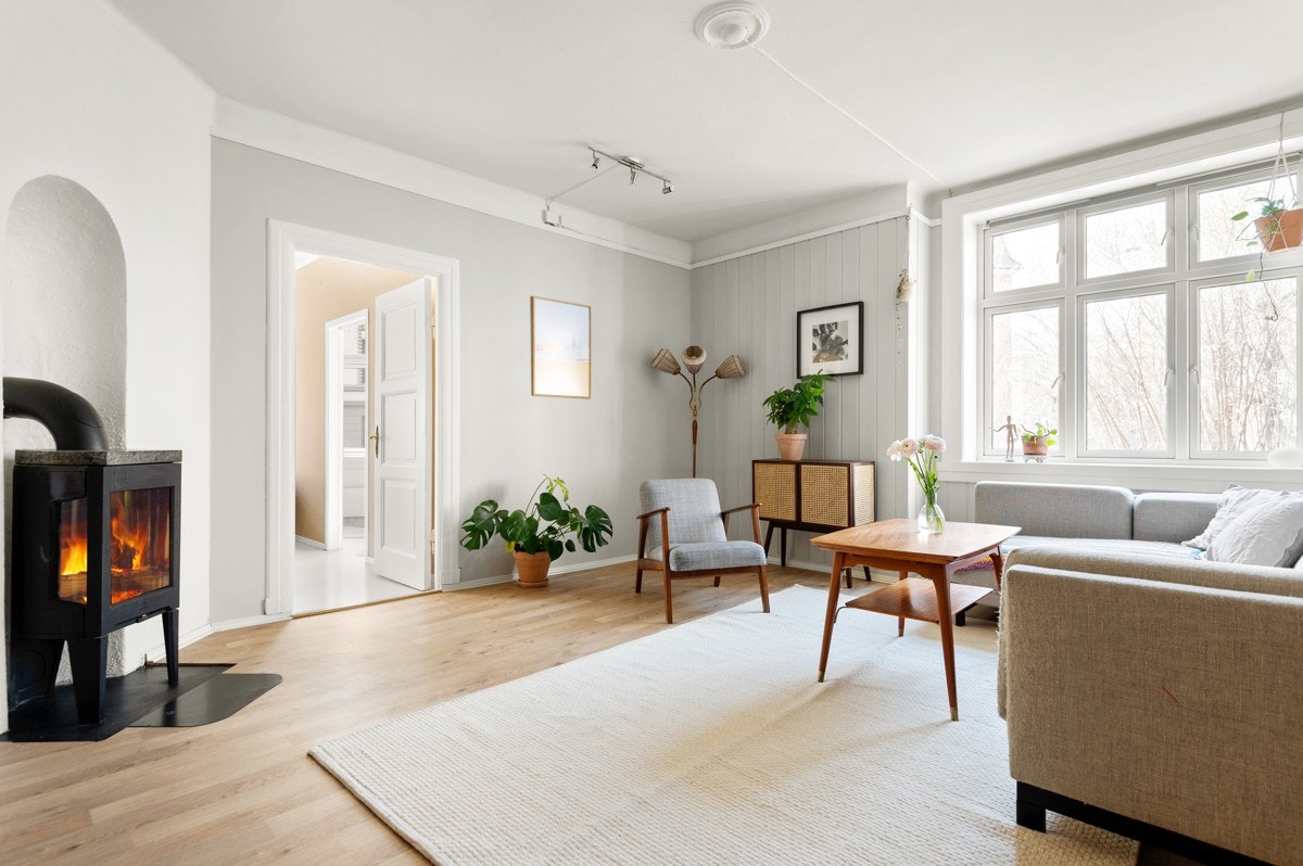 Stuen er romslig med god plass til både sofagruppe med salongbord, mediemøblement og et spisebord om ønskelig. Galleribilde