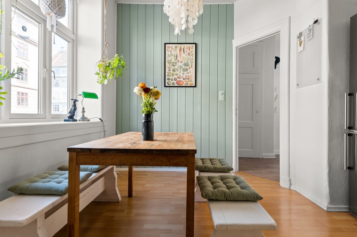 Alle vinduene i leiligheten var nye i 2013, og det er brede vinduskarmer for planter og dekor. Galleribilde