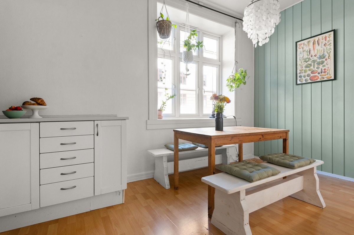 På kjøkkenet har du plass til et stort spisebord som gjør at også kjøkkenet blir et naturlig oppholdsrom og samlingspunkt. Galleribilde