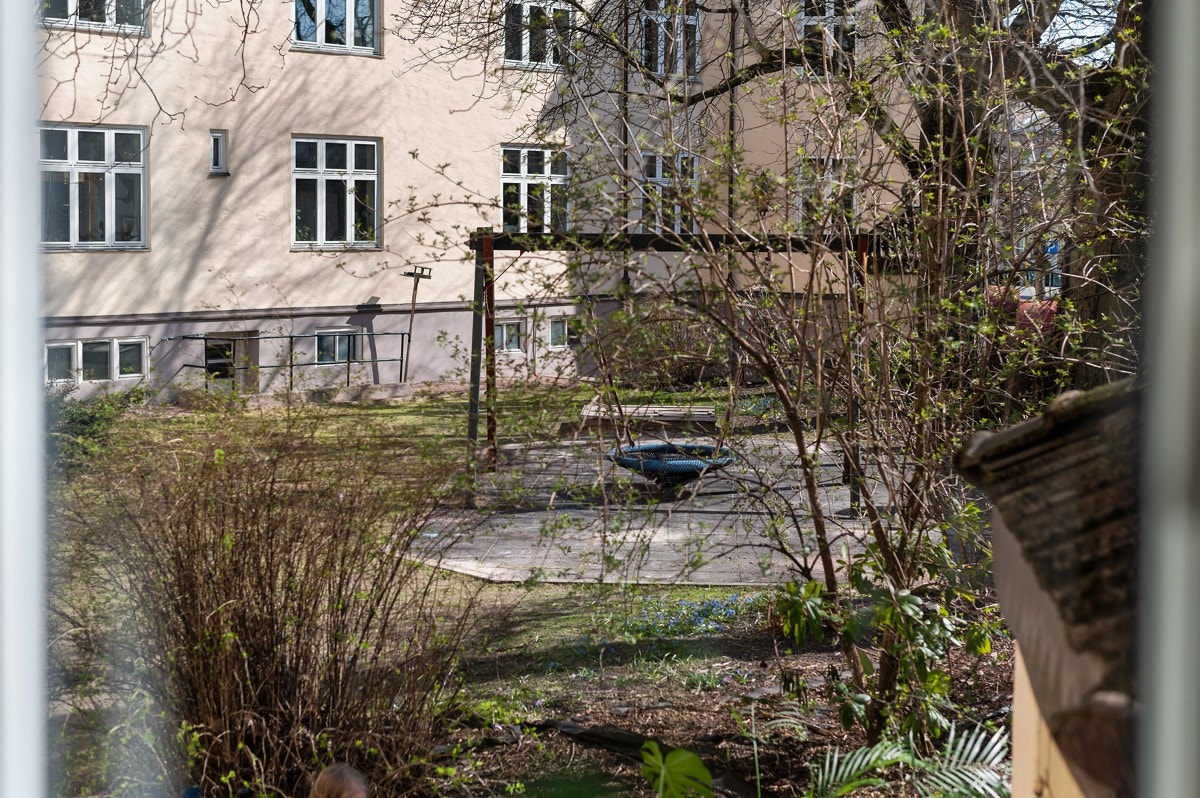 Soverommet vender ut mot den minste og koseligste bakgården som kun er tilknyttet 6 leiligheter, men er felles for hele borettslaget. Galleribilde