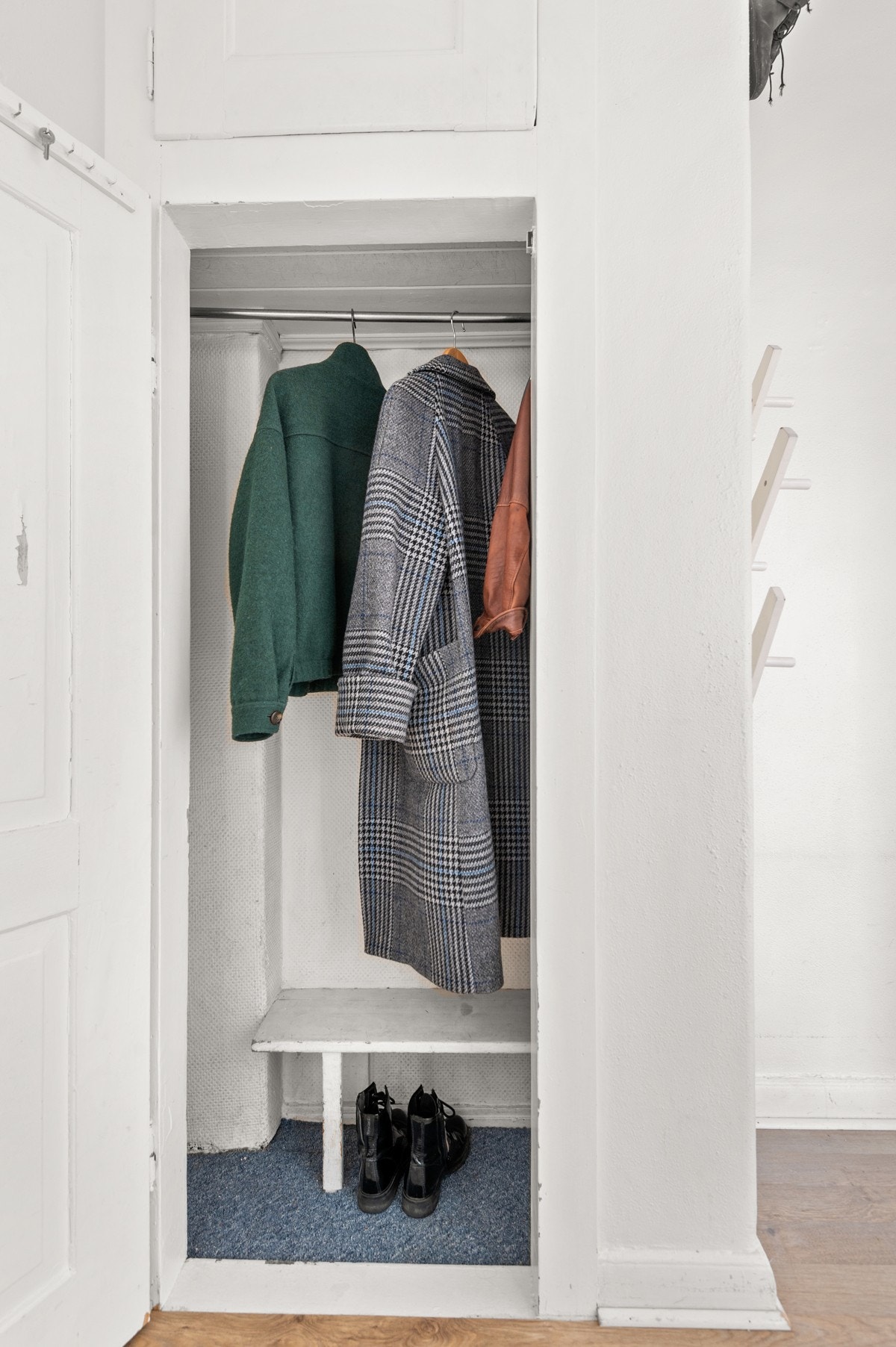 I entréen har du plass til sko og yttertøy i romslig innebygget skap. Galleribilde