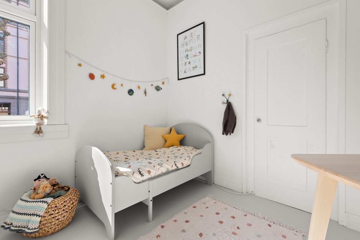 Det andre soverommet er også et lyst og fint rom som passer perfekt som barnerom, gjesterom eller kontor. Galleribilde