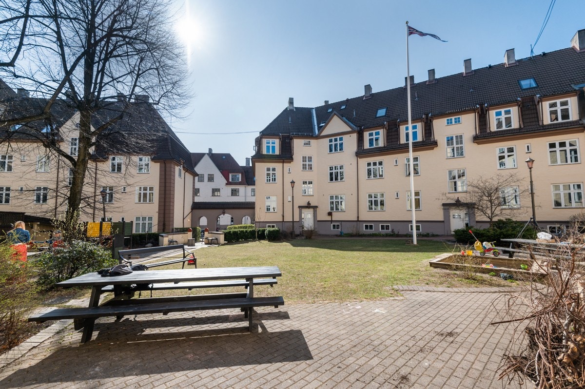 Flere hyggelige sittegrupper og bakgårdene oppleves som en oase for beboerne. Galleribilde