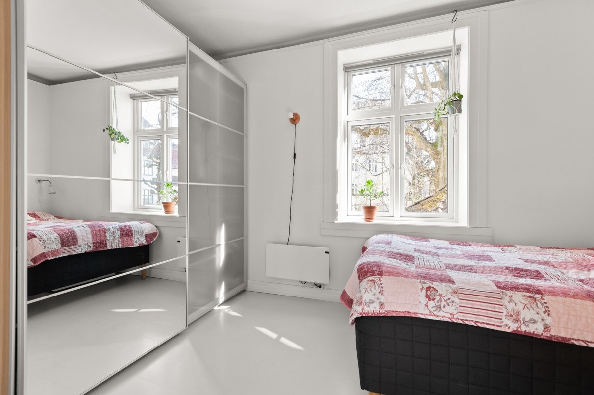 På soverommet har du naturlig plass til en dobbeltseng og rikelig med oppbevaringsplass i stor skyvedørsgarderobe. Galleribilde