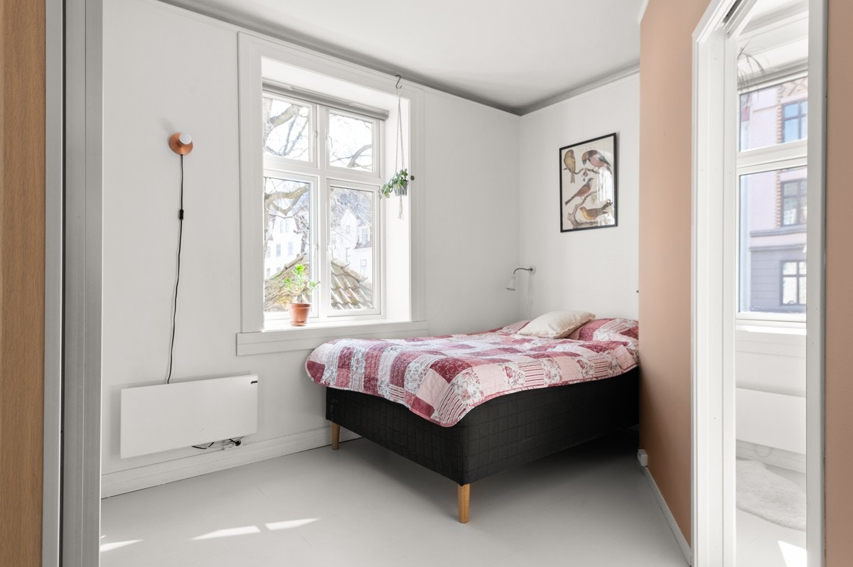 Leiligheten har et lyst og innbydende hovedsoverom som vender ut mot rolig bakgård. Galleribilde