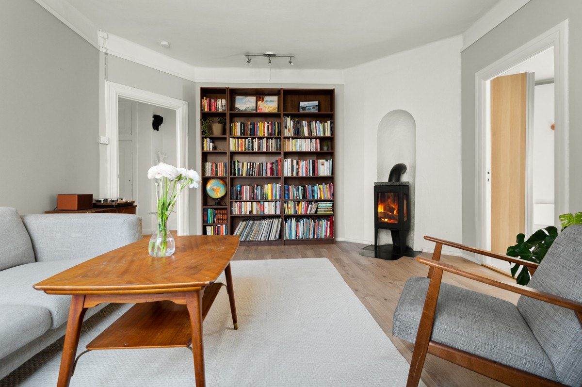 Lysinnslippet sammen med den gode takhøyden på ca. 2,8 meter bidrar til en god og luftig romfølelse. Galleribilde