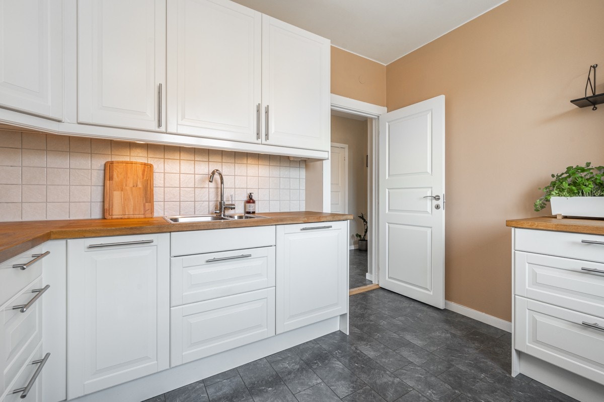 Kjøkkenet var nytt i 2010, og innbyr til kokkelering med gode benkeflater og smarte løsninger. Galleribilde