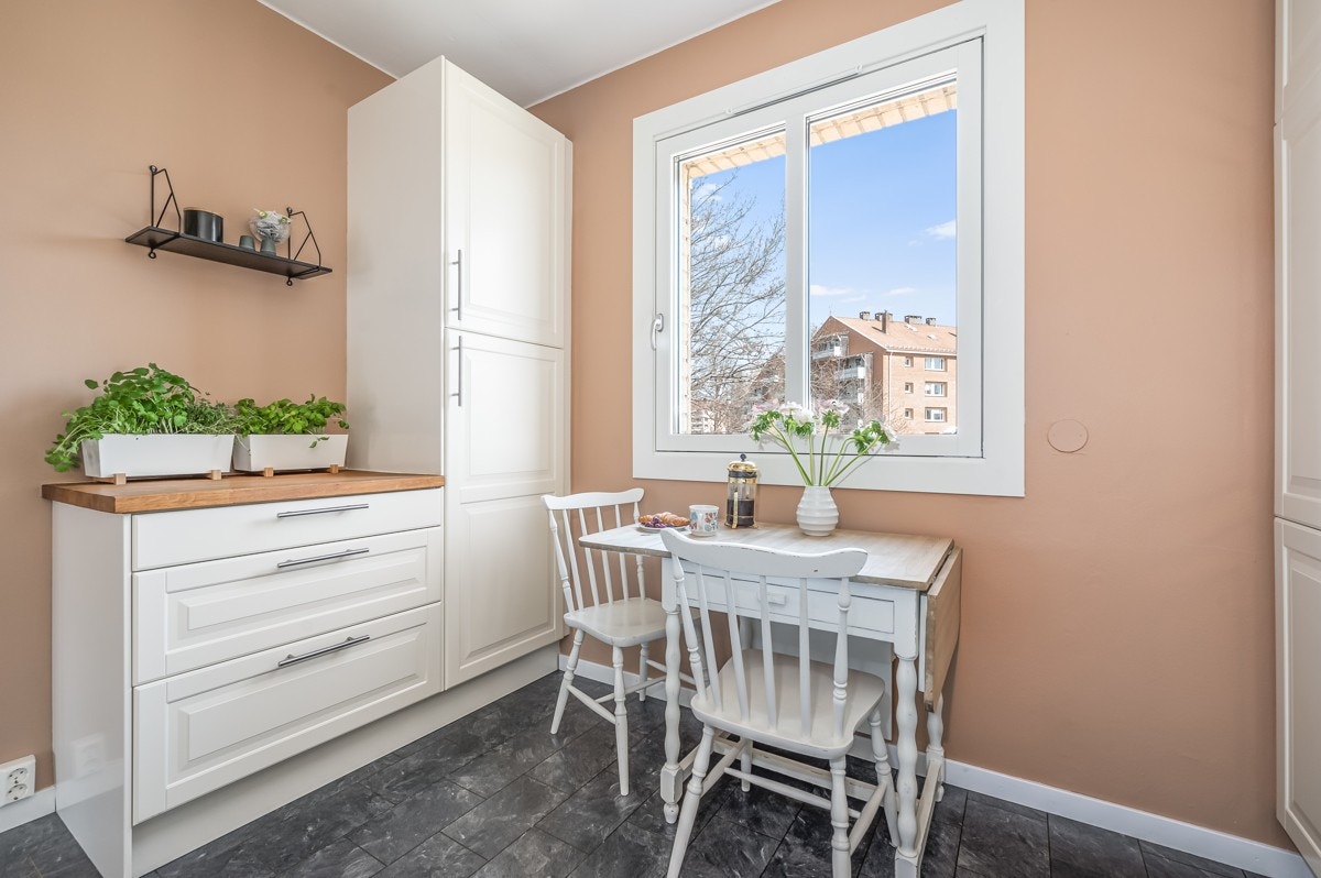 Kjøkkeninnredningen fra Ikea har hvite, profilerte fronter og benkeplater i heltre. Galleribilde