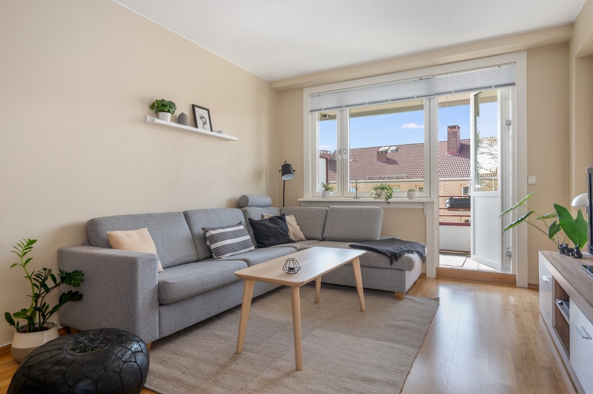 På endeveggen i stuen er det et stort, nyere vindu og en nyere balkongdør. Galleribilde