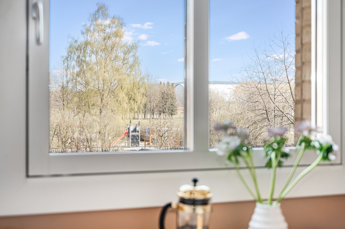 Fra kjøkkenvinduet er det full oversikt over borettslagets lekeplass og fellesarealer. Galleribilde