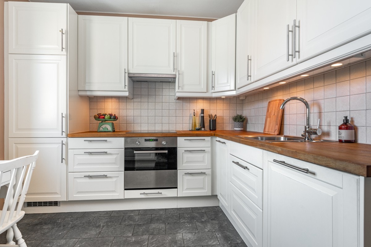 Det klassiske kjøkkenet har alle nødvendige hvitevarer integrert. Galleribilde