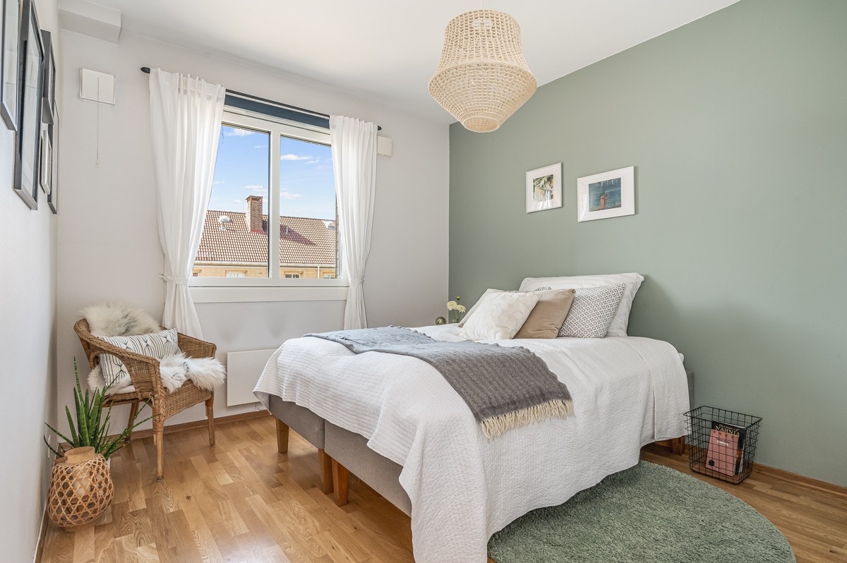 Det er to gode soverom i leiligheten, og begge er nylig pusset opp i duse fargetoner. Galleribilde