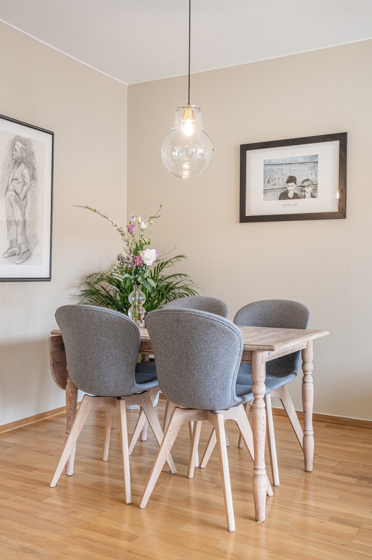 Leilighetens stilrene fargevalg gir rom for egen, kreativ innredning. Galleribilde