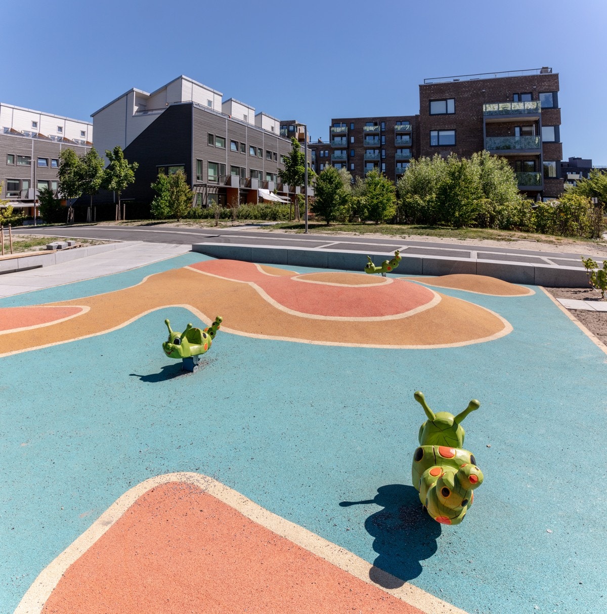 Ved nye Tegleverket skole er det spennende lekeområder for familiens yngste. Galleribilde