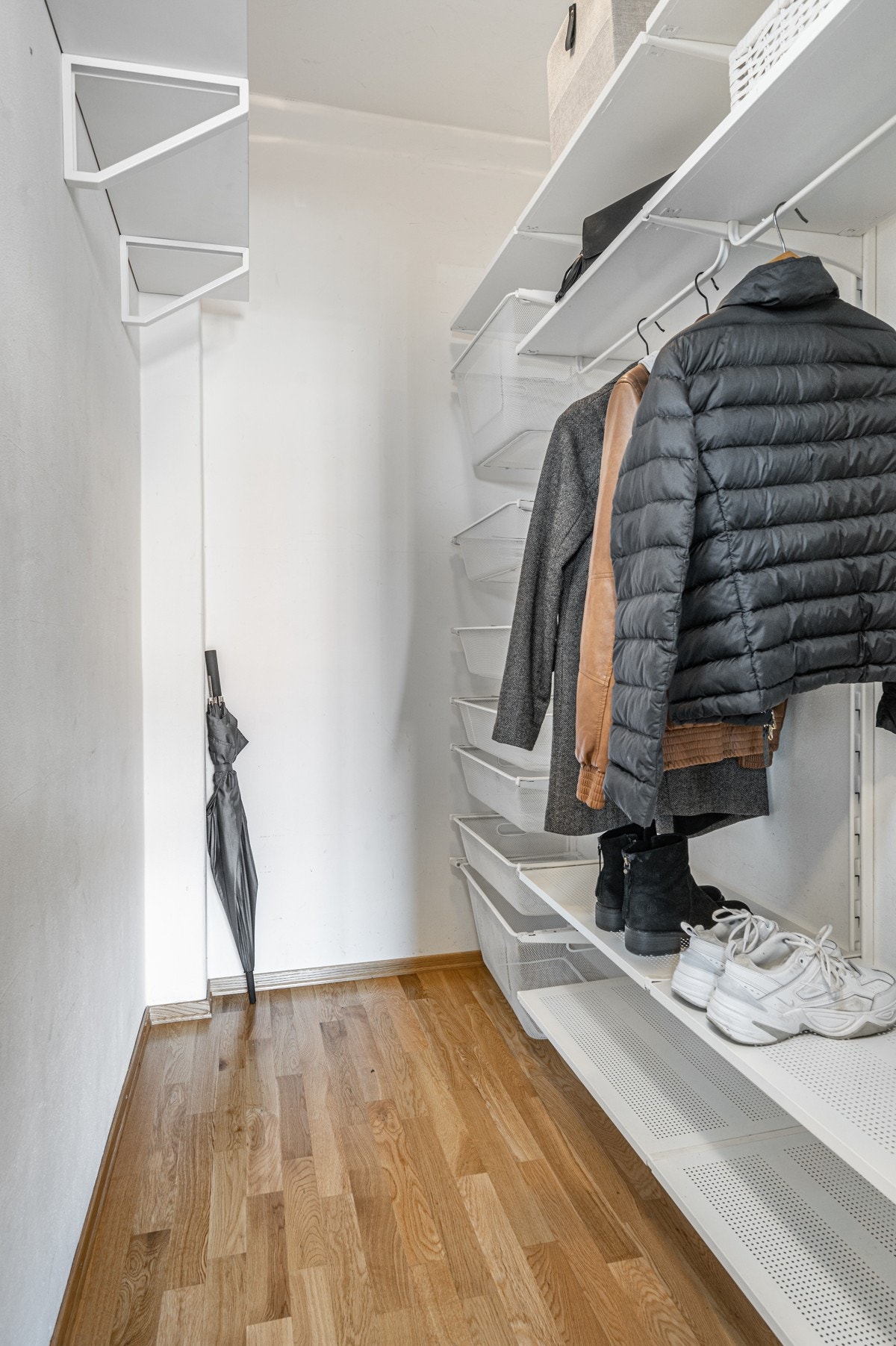 Ved entreen er det et innredet garderoberom på ca. 3 kvm. Galleribilde