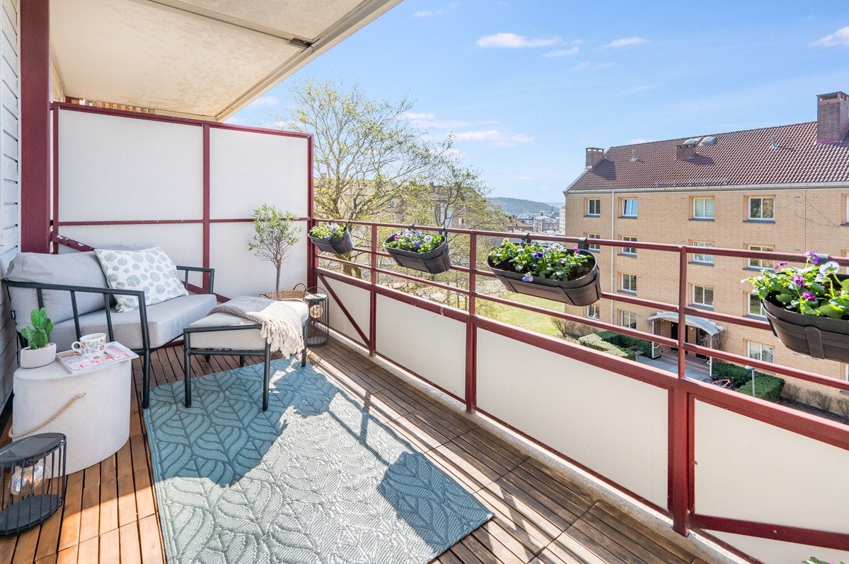 Balkongen er overbygd, og har treheller på dekke av betong. Galleribilde