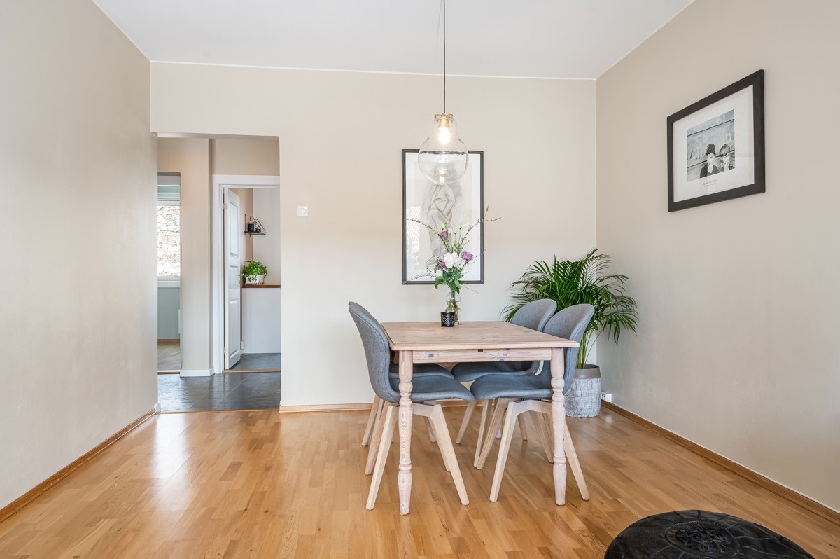 Det er god plass til spisebord i den lune, innbydende stuen. Galleribilde