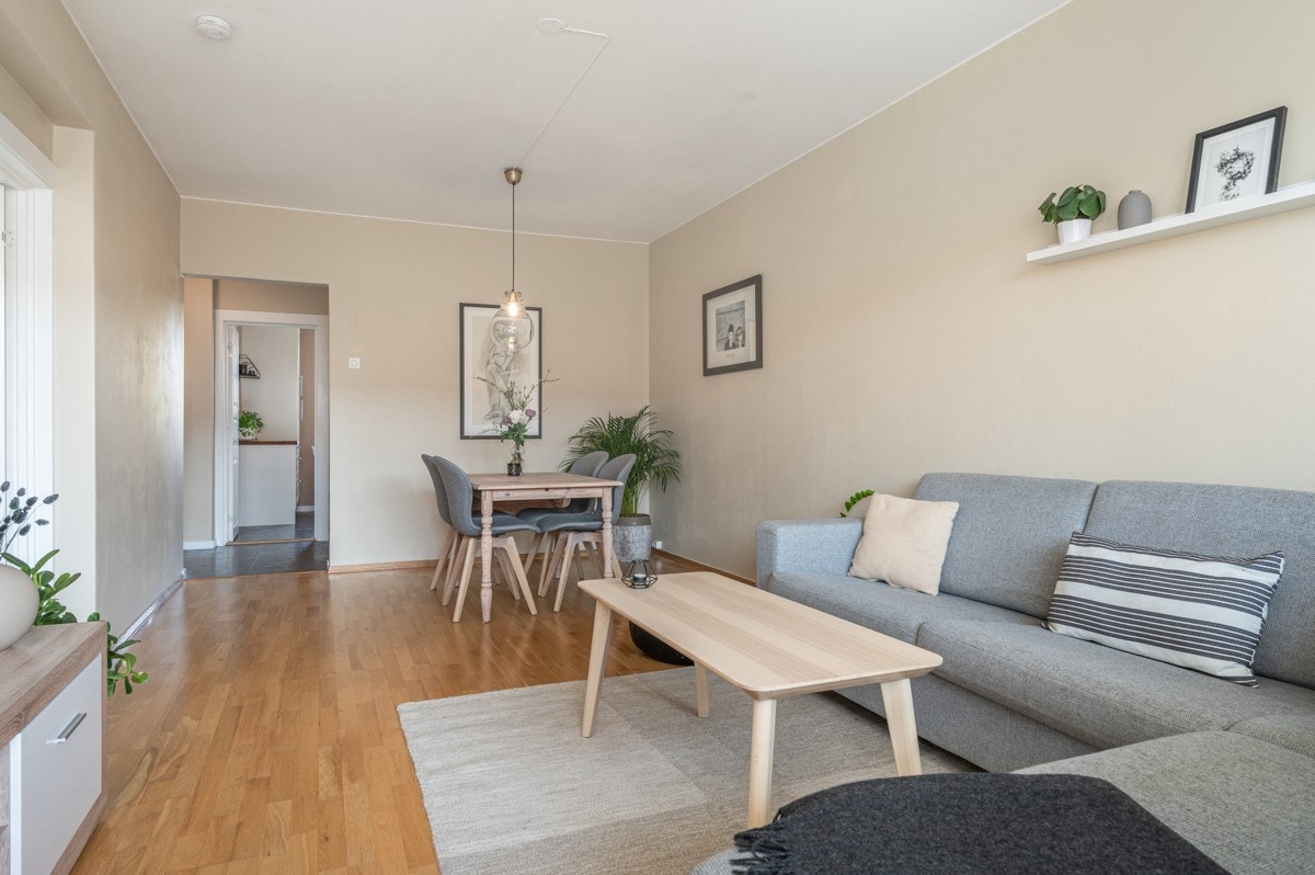 Leiligheten er overflateoppusset i senere tid, og rommene er holdt i duse, tidsriktige fargetoner. Galleribilde