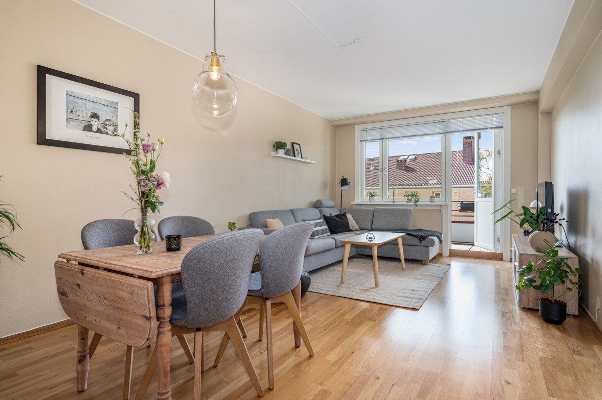 Stuens avlange planløsning byr på god møbleringsfrihet. Galleribilde